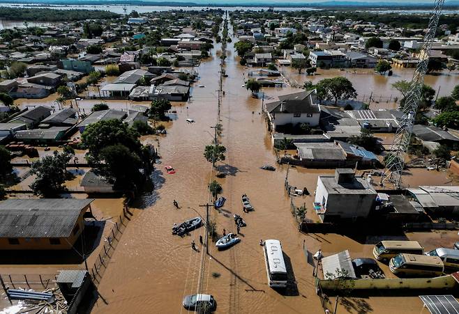 9일 (현지시간) 폭우가 쏟아진 브라질 히우그란지두술주 엘도라도 두 술에서 물에 잠긴 주택가의 모습이 보인다. 2024.05.10  /AFPBBNews=뉴스1