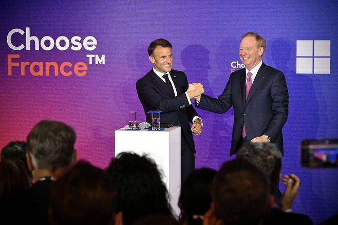 에마뉘엘 마크롱 프랑스 대통령(왼쪽)과 브래드 스미스 마이크로소프트(MS) 부회장이 13일(현지시간) 프랑스에서 열린 '프랑스를 선택하라(Choose France)' 서밋에서 기념사진을 찍고 있다. /사진=MS 홈페이지
