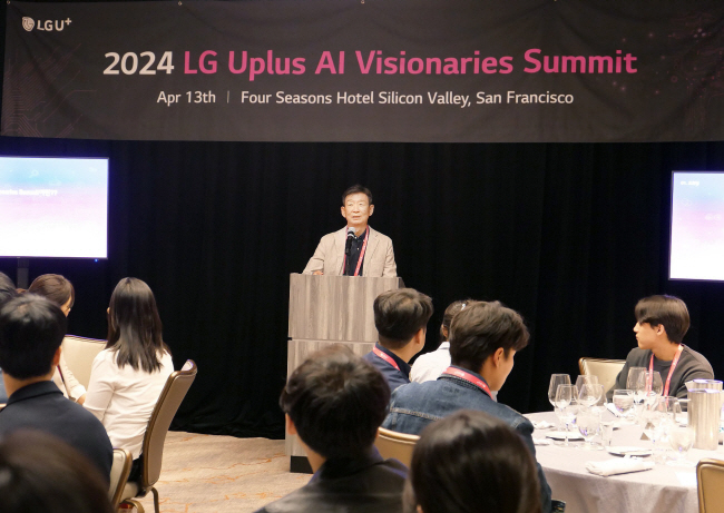 황현식 LG유플러스 대표(사장)가 지난달 13일(현지시간) 미국 실리콘밸리에서 ‘AI 비저너리 서밋’을 열고 현지 인재들과 만나는 모습.  LG유플러스 제공