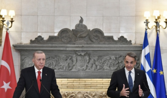 에르도안(왼쪽) 튀르키예 대통령과 미초타키스 그리스 총리. AP 연합뉴스 자료사진