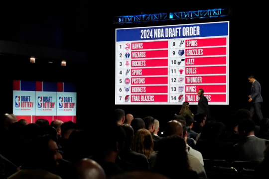NBA 애틀랜타 호크스는 13일 미국 일리노이주 시카고의 맥코믹 플레이스 웨스트에서 열린 2024 신인 드래프트 순번 추첨에서 3%의 확률로 1순위 지명권을 확보했다. AP뉴시스