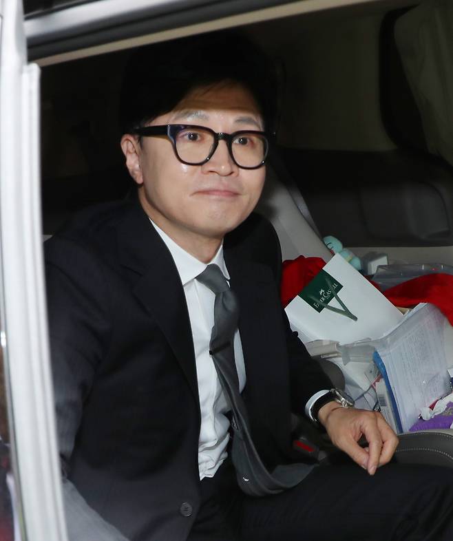 한동훈 국민의힘 한동훈 비상대책위원장이 지난달 11일 서울 여의도 국민의힘 당사에서 제22대 국회의원 선거 관련 입장 발표를 한 뒤 당사를 떠나고 있다. [연합]