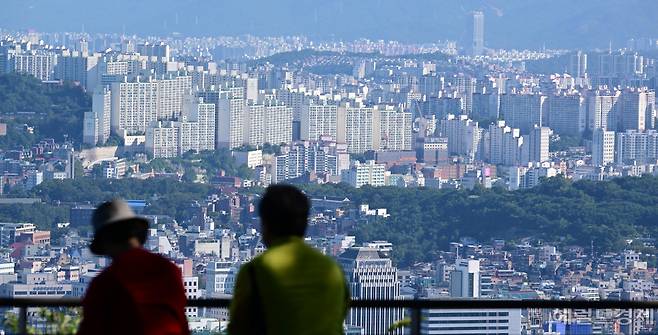 이달 2일 오전 서울 남산타워에서 바라본 서울도심의 아파트 단지들의 모습. 박해묵 기자