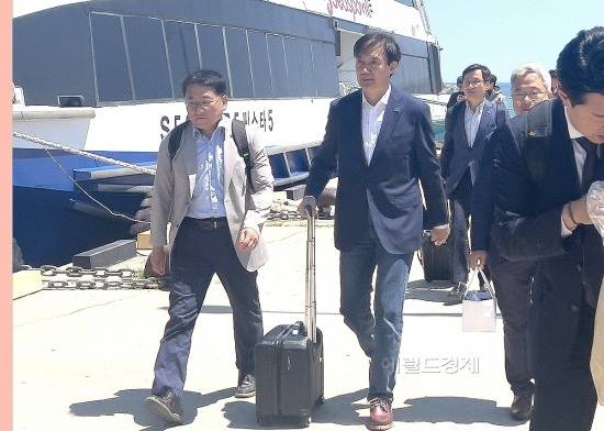 13일 오전 울릉도에 도착한 조국, 조국 혁신당 대표가 독도로 가기위해 이동하고 있다(독자제공)