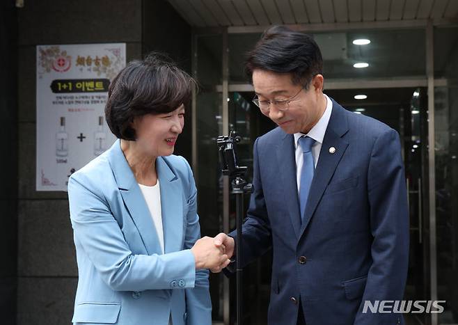 [서울=뉴시스] 고승민 기자 = 더불어민주당 추미애, 조정식 국회의장 경선 후보가 12일 서울 여의도의 한 식당에서 국회의장 단일화를 논의한 뒤 건물을 나와 악수하고 있다.  2024.05.12. kkssmm99@newsis.com