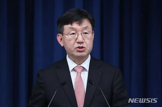 [서울=뉴시스] 조수정 기자 = 성태윤 정책실장이 13일 서울 용산 대통령실 청사에서 현안 브리핑 하고 있다. 2024.05.13. chocrystal@newsis.com