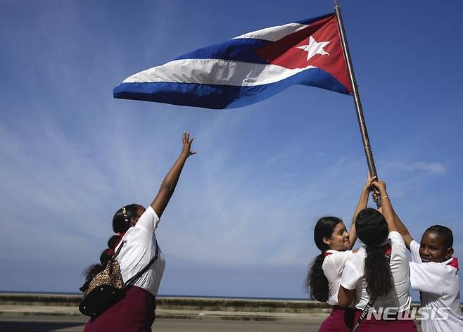 [아바나=AP/뉴시스] 쿠바 아바나에서 학생들이 국기를 흔들고 있다. 2024.01.09.
