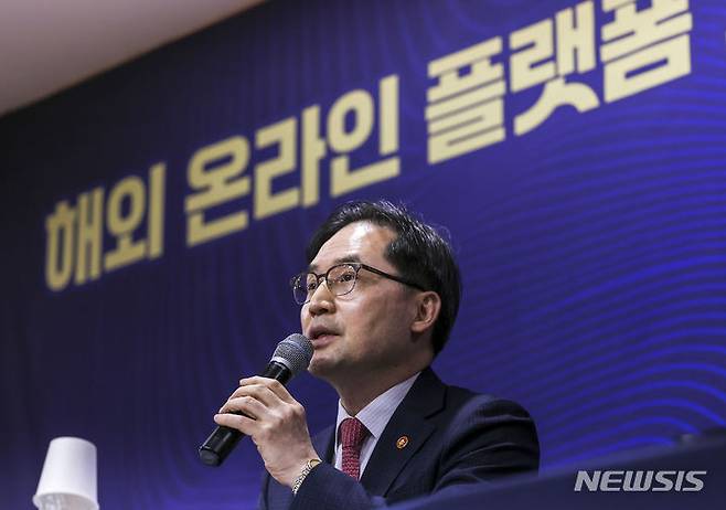 [서울=뉴시스] 정병혁 기자 = 한기정 공정거래위원회 위원장이 13일 서울 용산구 한국소비자연맹에서 열린 해외 온라인 플랫폼 자율 제품안전 협약식에서 발언하고 있다. 2024.05.13. jhope@newsis.com