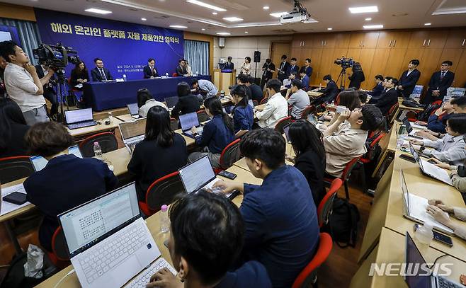 [서울=뉴시스] 정병혁 기자 = 13일 서울 용산구 한국소비자연맹에서 해외 온라인 플랫폼 자율 제품안전 협약식이 열리고 있다. 왼쪽부터 퀸선 웨일코코리아(테무) 대표이사, 한기정 공정거래위원회 위원장, 레이장 알리익스프레스코리아 대표이사. 2024.05.13. jhope@newsis.com