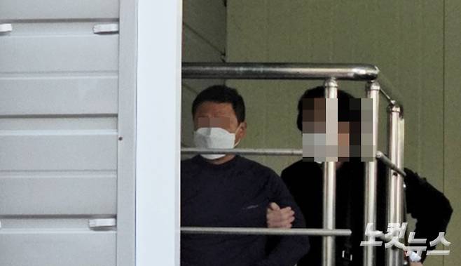 9일 오전 9시 50분쯤 부산지방법원 앞 거리에서 갈등을 빚던 남성을 살해한 혐의를 받는 유튜버 A(50대·남)씨. 송호재 기자
