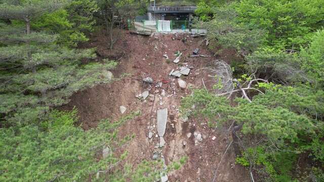경북 경주국립공원 토함산 내 주차장 카페 동쪽에서 발생한 산사태 현장. 녹색연합