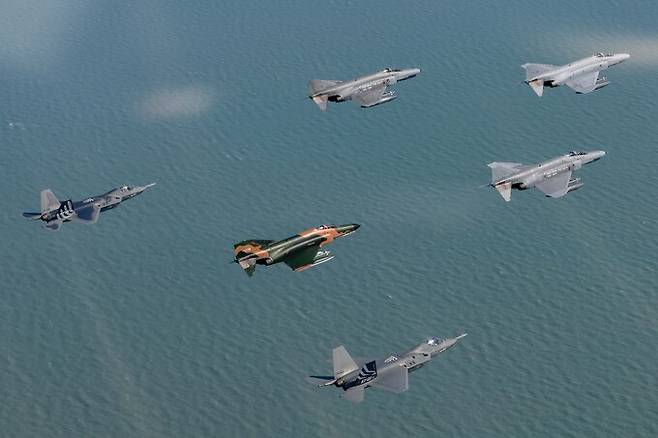 공군은 12일 '필승편대' F-4E 팬텀 4대가 49년 만의 국토순례 비행을 성공적으로 실시했다고 밝혔다. 사진은 팬텀과 KF-21이 편대 비행을 하고 있는 모습. 공군 제공