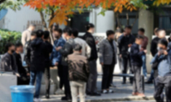 서울시내 한 흡연구역에서 일부 시민들이 흡연을 하고 있다. 뉴스1