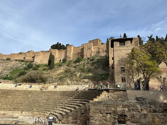 로마 시대 유적지인 로마 원형 극장. 필자 제공