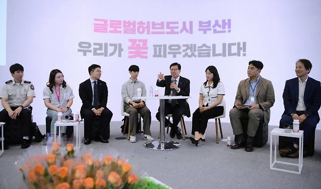 박형준 시장(왼쪽 다섯 번째)이 지난 10일 미래도시관에서 MZ 공직자들과 소통·공감 타임에서 의견을 나누고 있다. 사진제공｜부산시