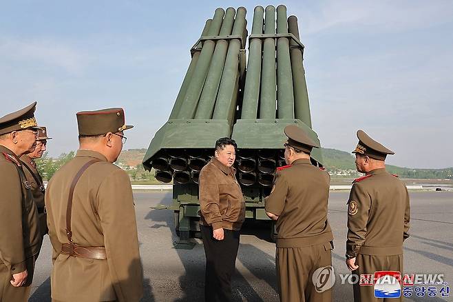 북한 김정은, 신형 240㎜ 방사포탄 시험사격 참관 (평양 조선중앙통신=연합뉴스) 북한이 수도권을 겨냥하는 신형 240㎜ 방사포(다연장로켓포의 북한식 표현)를 올해부터 인민군에 배치하겠다고 밝혔다. 북한 조선중앙통신은 11일 김정은 국무위원장이 전날 기술 갱신된 240㎜ 방사포 무기체계를 파악하고 조종(유도) 방사포탄의 시험사격을 봤다고 보도했다. 2024.5.11 
    [국내에서만 사용가능. 재배포 금지. For Use Only in the Republic of Korea. No Redistribution] nkphoto@yna.co.kr