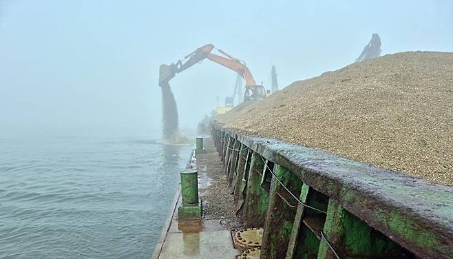지난 12일 근소만 소원해역에서 '청정어장 재생 사업'으로 모래를 살포하는 모습. [태안군 제공. 재판매 및 DB 금지]