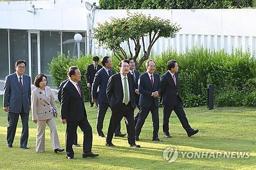 국민의힘 비상대책위와 산책하는 윤석열 대통령     (서울=연합뉴스) 진성철 기자 = 윤석열 대통령이 13일 서울 한남동 관저에서 국민의힘 추경호 원내대표, 성일종 사무총장, 전주혜, 엄태영, 유상범 비대위원, 정진석 비서실장 등과 만찬을 하기 전 산책하고 있다.  2024.5.13  [대통령실 제공. 재판매 및 DB 금지]
    zjin@yna.co.kr
(끝)