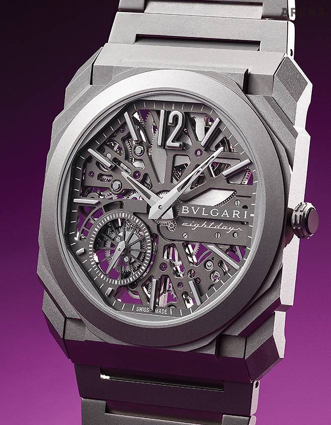 불가리 옥토 피니씨모 스켈레톤 8 데이즈의 전면부. 뒤가 뚫린 것이 확연히 보인다.