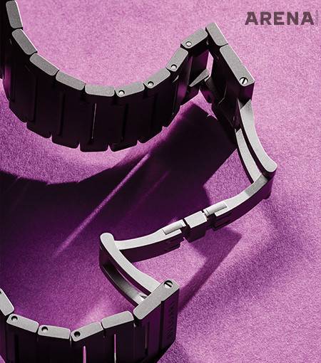 버클은 양방향으로 결착되며 결착된 후에는 버클 부품이 보이지 않는다. 보석 명가다운 디테일.