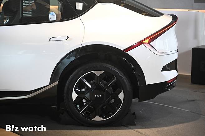 기아 '더 뉴 EV6'는 전장 4695mm, 전폭 1880mm, 전고 1550mm로 출시된다./사진=이명근 기자 qwe123@