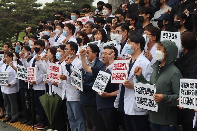 한 대학에서 의대 소속 교수와 학생들이 의대 증원에 반대하는 피켓시위를 하고 있다. [사진=뉴스1]