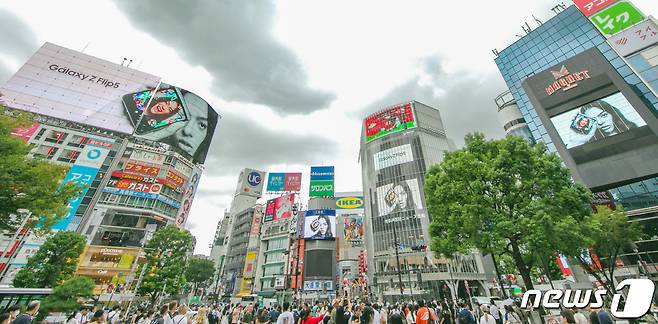 삼성전자가 일본 도쿄 시부야에서 '갤럭시 Z 플립5' 옥외광고를 진행하고 있다. (삼성전자 제공) 2023.8.27/뉴스1