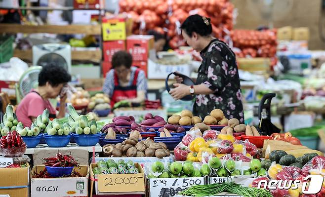 서울 시내 한 전통시장에 채소류가 판매되고 있다. ⓒ News1 김도우 기자