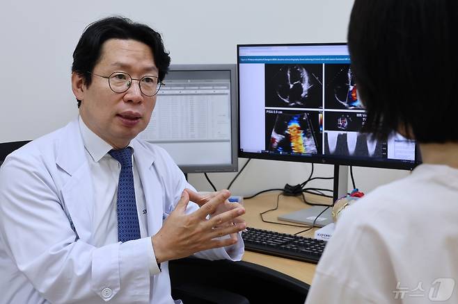 강덕현 서울아산병원 심장내과 교수가 승모판 폐쇄부전이 동반된 심부전 환자를 진료하고 있다. (병원 제공)