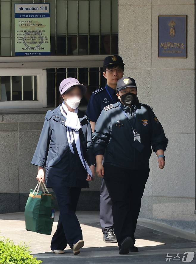 통장잔고증명서 위조 등의 혐의를 받고 있는 윤석열 대통령의 장모 최은순 씨가 14일 서울 송파구 서울동부구치소에서 가석방되고 있다. (공동 취재) 2024.5.14/뉴스1 ⓒ News1 신웅수 기자