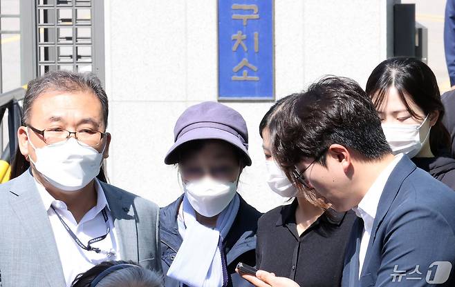 통장잔고증명서 위조 등의 혐의를 받고 있는 윤석열 대통령의 장모 최은순 씨가 14일 서울 송파구 서울동부구치소에서 가석방되고 있다.  (공동 취재) 2024.5.14/뉴스1 ⓒ News1 신웅수 기자