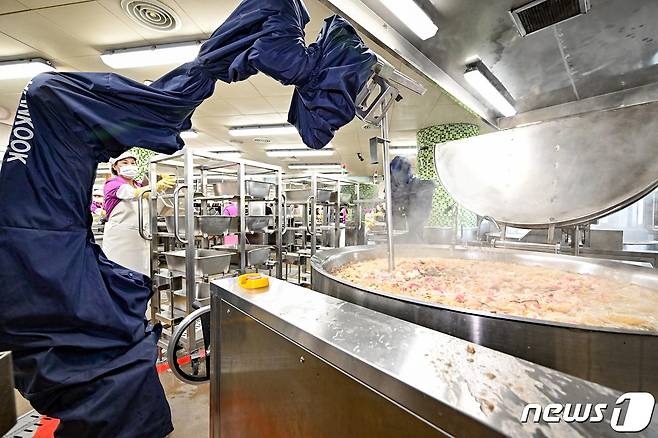 서울 성북구 숭곡중학교 급식실에서 급식 로봇이 점심 식사를 조리하고 있다. 숭곡중학교 도입된 4대의 급식로봇은 국과 탕, 볶음, 유탕 등 온도가 높고 위험했던 조리 업무를 사람을 대신해서 한다. (공동취재) /뉴스1 ⓒ News1 신웅수 기자