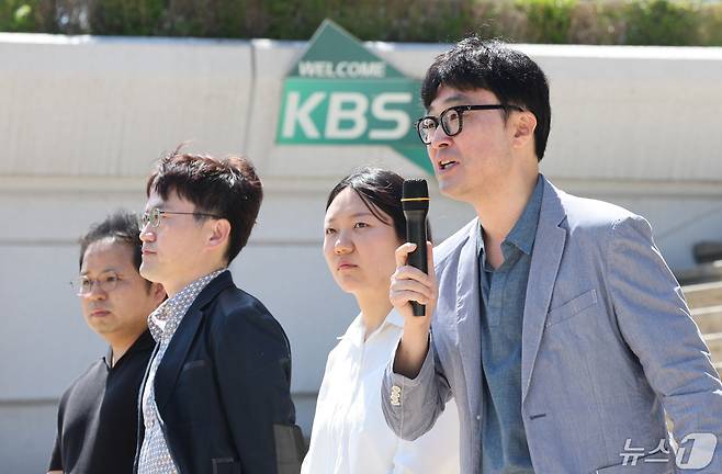 기훈석 언론노조 KBS본부 시사교양 중앙위원이 14일 서울 영등포구 여의도 KBS본관 계단에서 열린 KBS 1TV '역사저널 그날' 긴급 기자회견에서 발언하고 있다. 이들은 KBS 교양프로그램 ‘역사저널 그날’에 배우 한가인 대신 KBS 아나운서 출신 조수빈씨를 기용하려다 무산되자 사실상 프로그램 폐지 통보를 받았다고 주장하고 있다. 왼쪽부터 김은곤 KBS PD협회 부회장, 김세원 KBS PD협회 회장, 조애진 언론노조KBS본부 수석부위원장, 기훈석 언론노조 KBS본부 시사교양 중앙위원. 2024.5.14/뉴스1 ⓒ News1 박지혜 기자