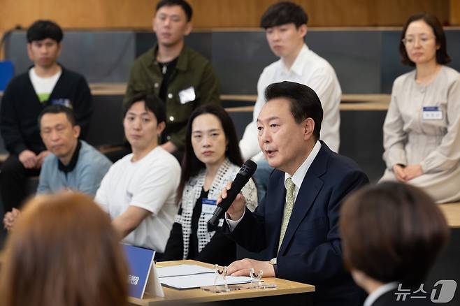 윤석열 대통령이 14일 서울 중구 서울고용복지플러스센터에서 '고맙습니다, 함께 보듬는 따뜻한 노동현장'을 주제로 열린 스물다섯 번째 국민과 함께하는 민생토론회에서 발언하고 있다. (대통령실 제공) 2024.5.14/뉴스1 ⓒ News1 오대일 기자