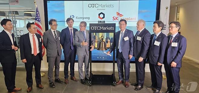 8일 미국 뉴욕 맨하탄 OTC 마켓 투자설명회에 앞서 타종을 준비하고 있는 류광지 (오른쪽에서 네번째)  회장 (금양 제공)