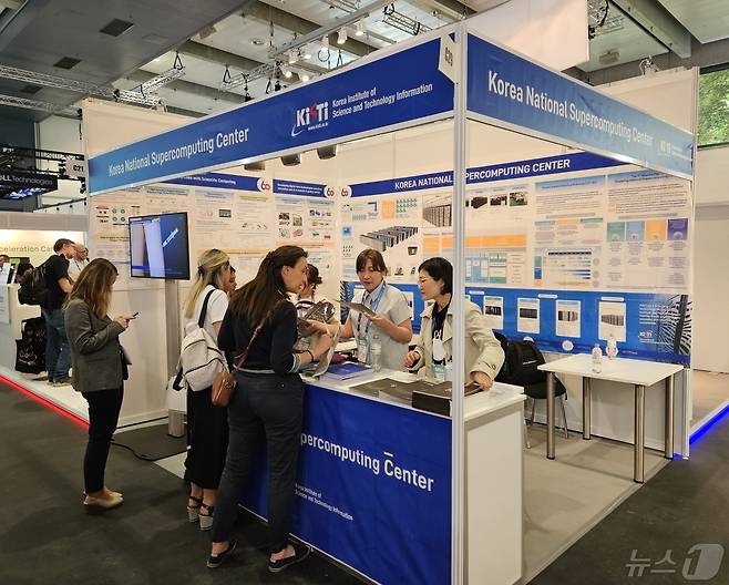 지난 13일 독일 함부르크에서 진행한 국제 슈퍼컴퓨팅 콘퍼런스(ISC 2024)에 참가한 KISTI 부스 전경. (KISTI 제공)/뉴스1