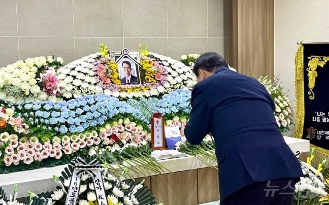 갑작스럽게 세상을 떠난 무주고 이영주 교감의 장례식장을 찾은 서거석 전북특별자치도교육감이 고인에 대한 추모를 하고 있다.(서거석 교육감 SNS 갈무리)/뉴스1