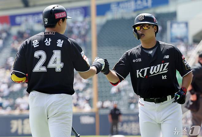 KT 위즈 강백호(오른쪽)는 시즌 13호 홈런을 터뜨리며 홈런 부문 단독 선두에 올랐다. 뉴스1 DB ⓒ News1 이동해 기자