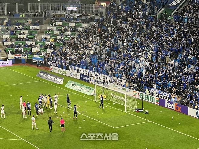 지난 11일 인천축구전용경기장에서 발생한 인천 유나이티드 서포터의 다수 물병 투척 사건. 스포츠서울DB