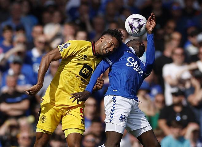 Soccer Football - Premier League - Everton v Sheffield United - Goodison Park, Liverpool, Britain - May 11, 2024 Sheffield United's Auston Trusty in action with Everton's Abdoulaye Doucoure Action Images via Reuters/Jason Cairnduff EDITORIAL USE ONLY. NO USE WITH UNAUTHORIZED AUDIO, VIDEO, DATA, FIXTURE LISTS, CLUB/LEAGUE LOGOS OR 'LIVE' SERVICES. ONLINE IN-MATCH USE LIMITED TO 120 IMAGES, NO VIDEO EMULATION. NO USE IN BETTING, GAMES OR SINGLE CLUB/LEAGUE/PLAYER PUBLICATIONS. PLEASE CONTACT YOUR ACCOUNT REPRESENTATIVE FOR FURTHER DETAILS..<저작권자(c) 연합뉴스, 무단 전재-재배포, AI 학습 및 활용 금지>