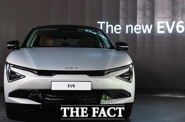 13일 서울 강남구 기아360에서 기아의 전동화 스포츠유틸리티차량(SUV) 'EV6'의 상품성 개선 모델 '더 뉴 EV6'가 전시돼 있다. /서예원 기자
