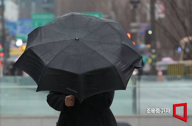 강풍을 동반한 비가 내리고 있는 서울 종로구 광화문네거리에는 우산을 쓴 직장인이 출근길을 서두르고 있다. 사진=조용준 기자 jun21@