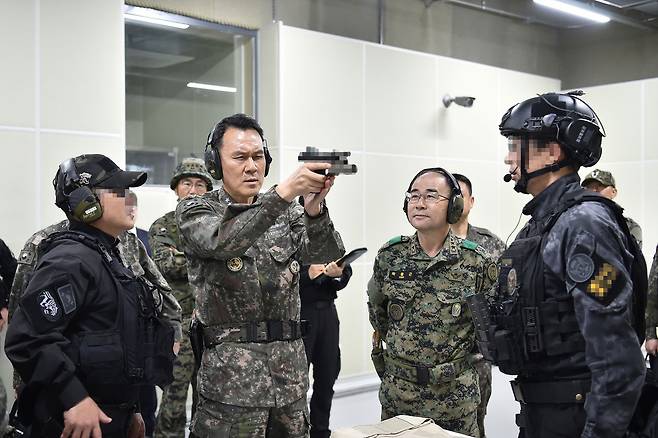 김명수 합동참모본부 의장이 지난달 23일 육군 특수전사령부 예하 707특수임무단을 방문해 대테러작전 장비를 점검하고 있다./합참