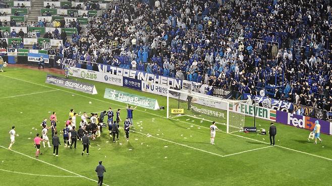 지난 11일 인천축구전용경기장에 물병들이 날아들고 있다. /연합뉴스