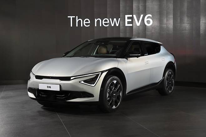 기아는 EV6의 상품성 개선모델 '더 뉴 EV6'의 계약을 시작한다고 14일 밝혔다. 사진은 기아 '더 뉴 EV6'. /기아 제공