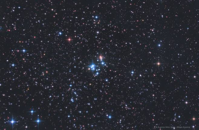 NGC2169 또는 37 성단이라 불리는 산개 성단의 모습. 고개를 살짝 왼쪽으로 돌리고 보면 숫자 37을 닮아 37 성단이라는 이름이 붙었다./세르히오 에귀바르