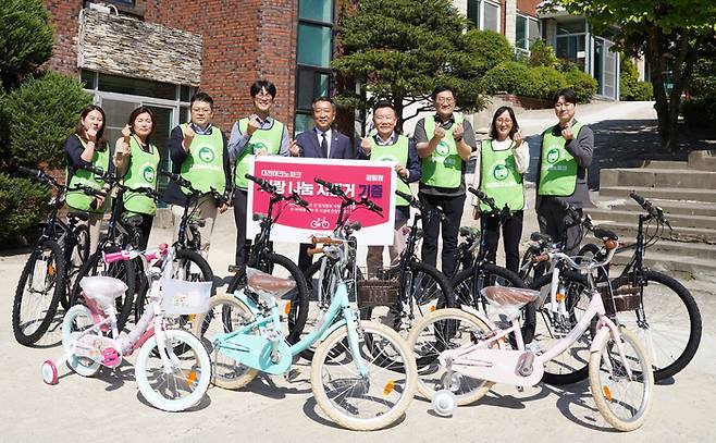 대전테크노파크는 가정의 달을 맞아 지역 보육원 2곳(후생학원, 정림원)을 방문해 자전거를 기증했다.