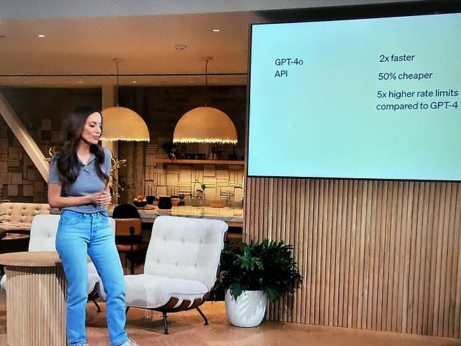 오픈AI의 미라 무라티 최고기술책임자(CTO)가 13일(현지시간) 오픈AI의 최신 멀티모달 LLM 'GPT-4o'에 대해 설명하고 있다. 오픈AI 유튜브 캡처