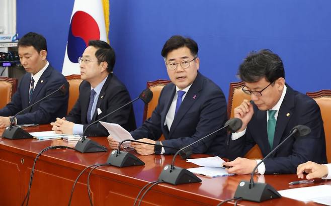 더불어민주당 박찬대 원내대표(왼쪽 세번째)가 14일 오전 국회에서 열린 원내대책회의에서 발언하고 있다.