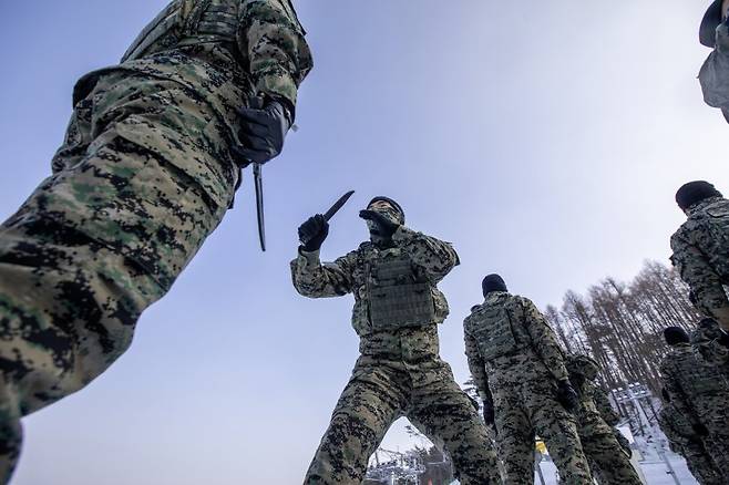 육군특수전사령부 비호여단 돌풍대대 장병들이 지난해 12월 27일부터 올해 1월 5일까지 강원도 대관령 황병산 훈련장에서 갑진년 새해 첫 설한지 극복훈련을 실시하고 있다. 사진은 특전사 장병들이 특공무술훈련을 통해 근접격투로 적을 일격에 제압하는 실전능력을 배양하는 모습. 사진=육군 제공